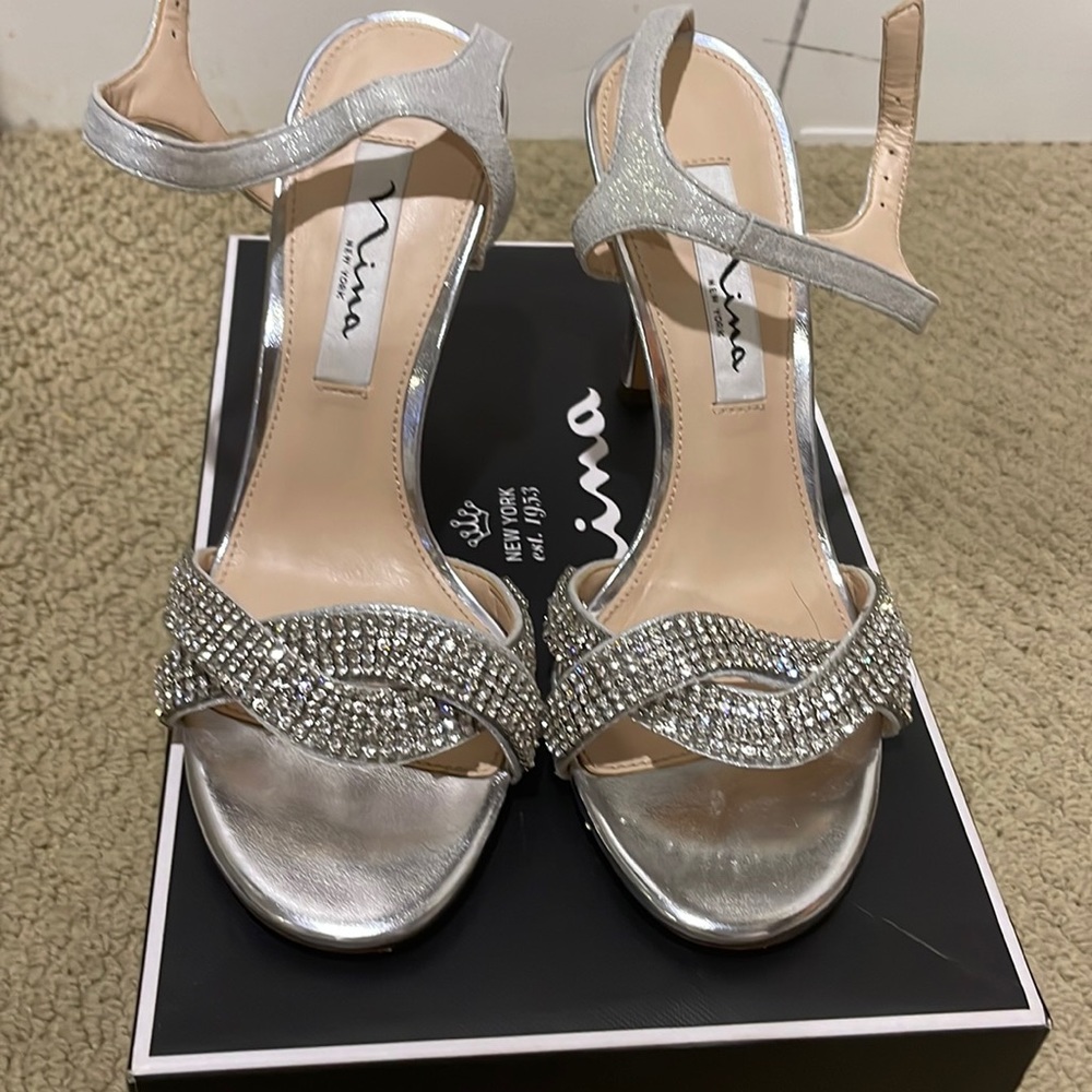 Nina Davia Sandal in Silver Size 6.5